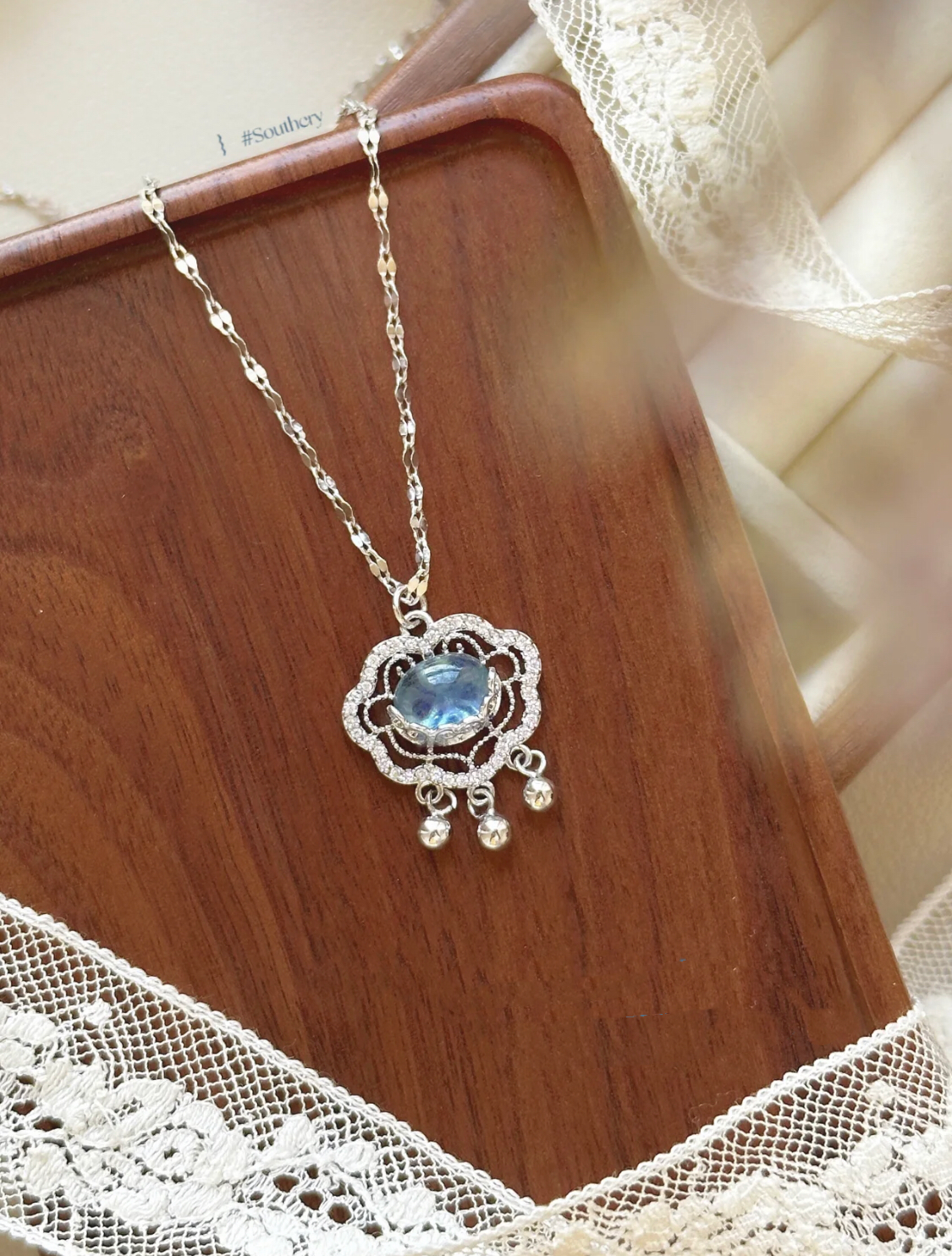 COLLIER À FERMOIR EN ARGENT
