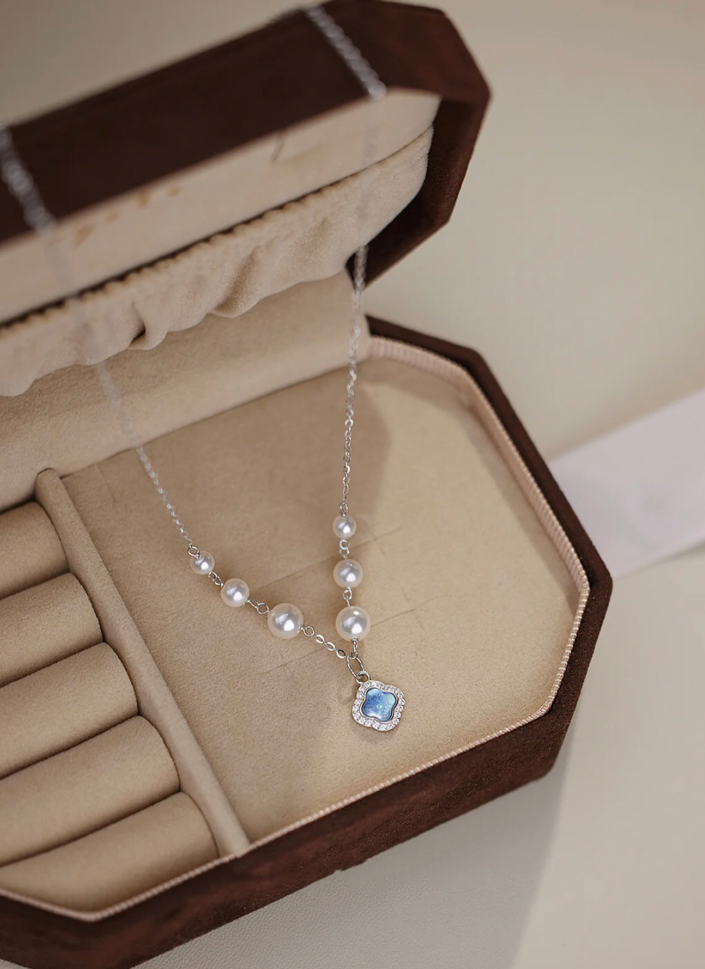 ELEGANT WAVE NECKLACE