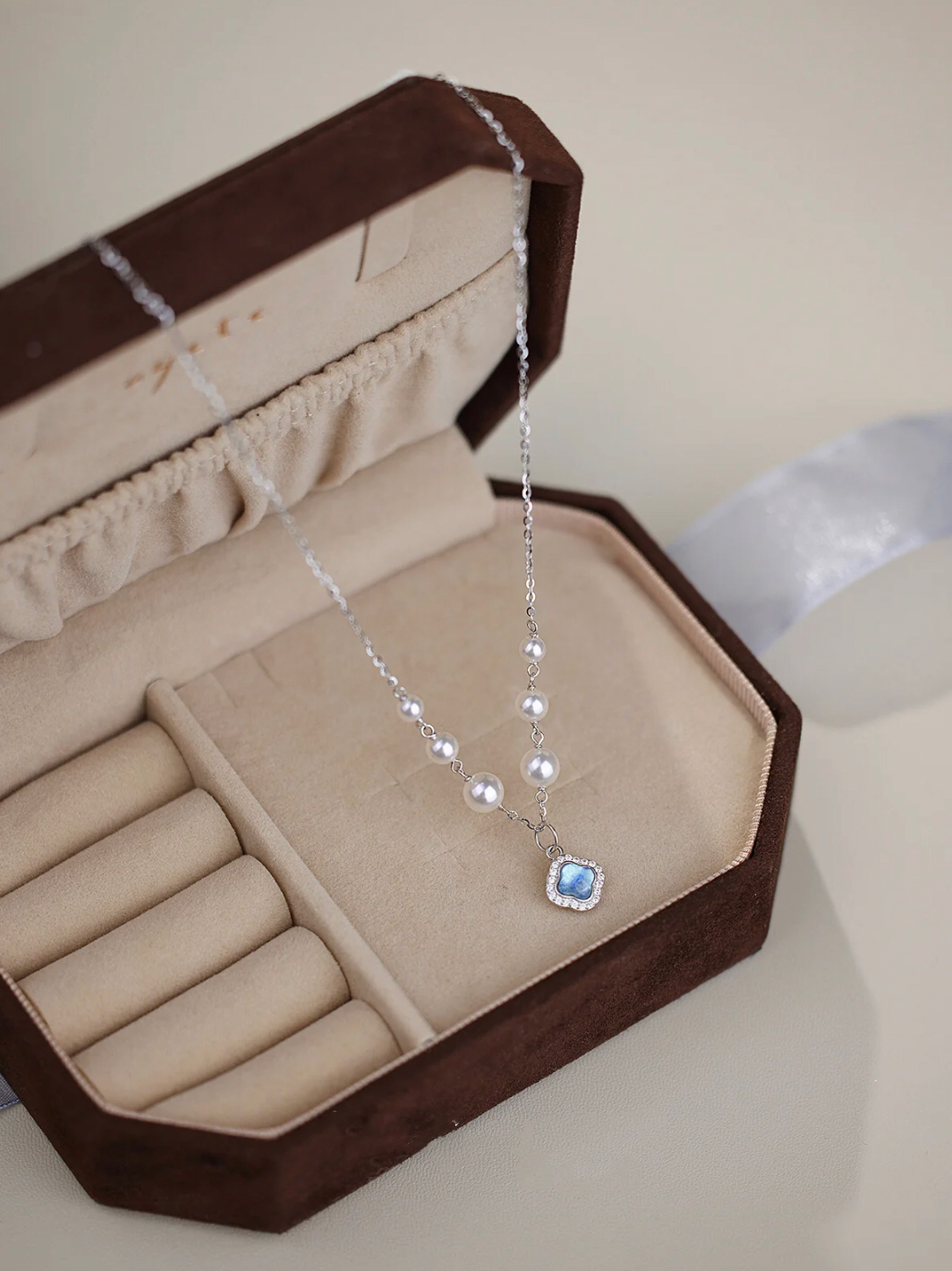 ELEGANT WAVE NECKLACE