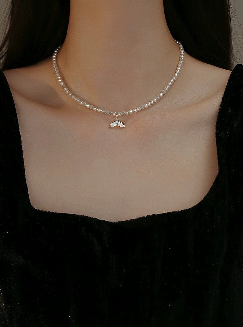 TAILLIGHT PEARL NECKLACE
