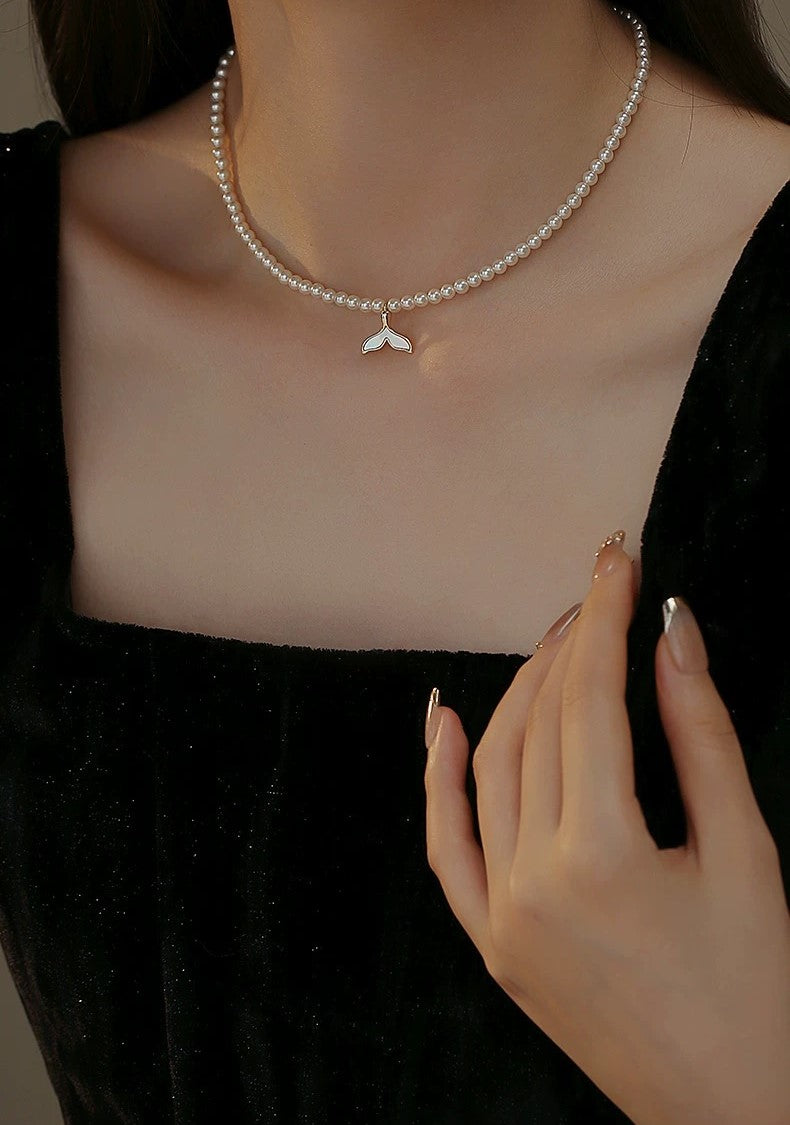 TAILLIGHT PEARL NECKLACE