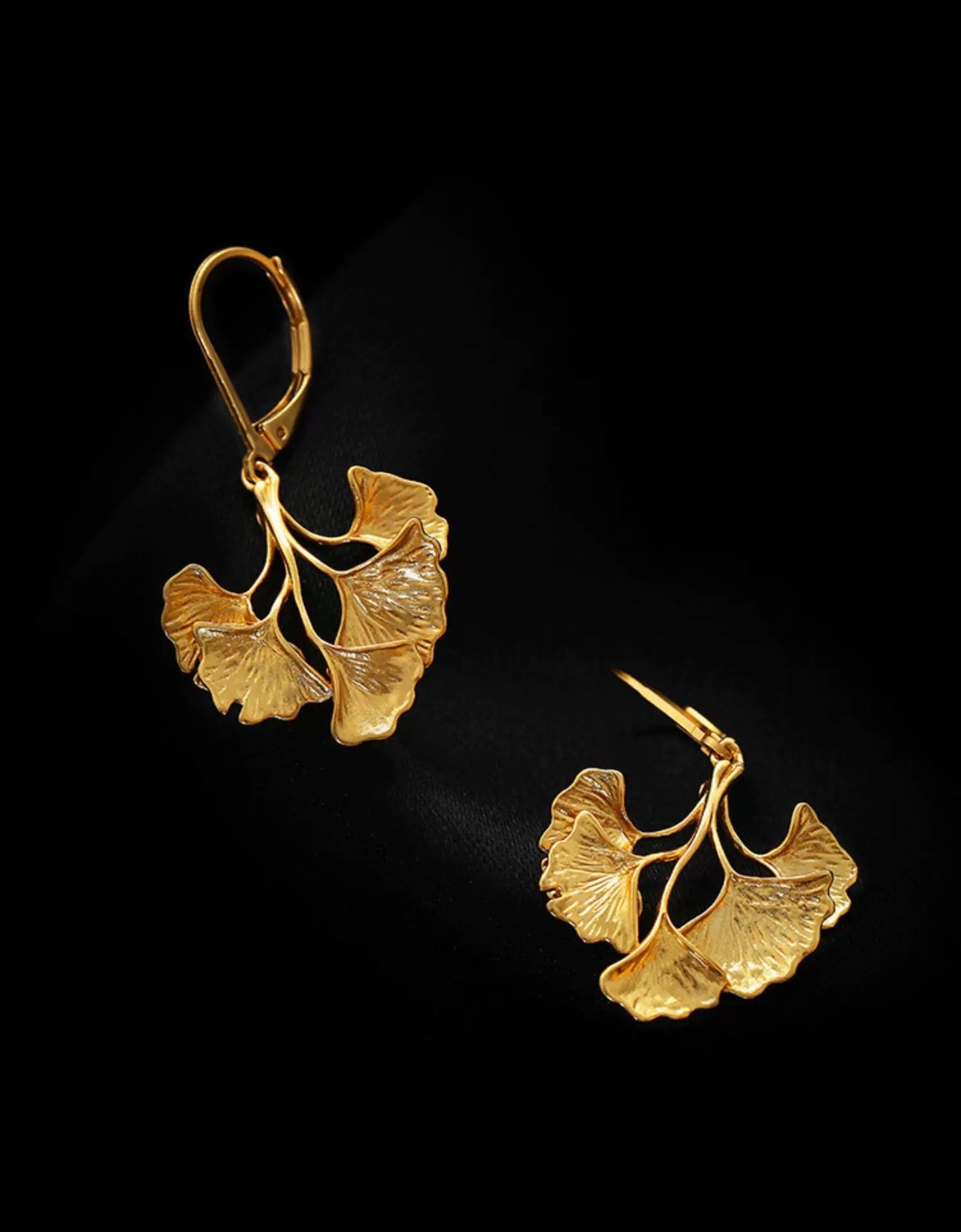 Boucles d'oreilles dorées en chute