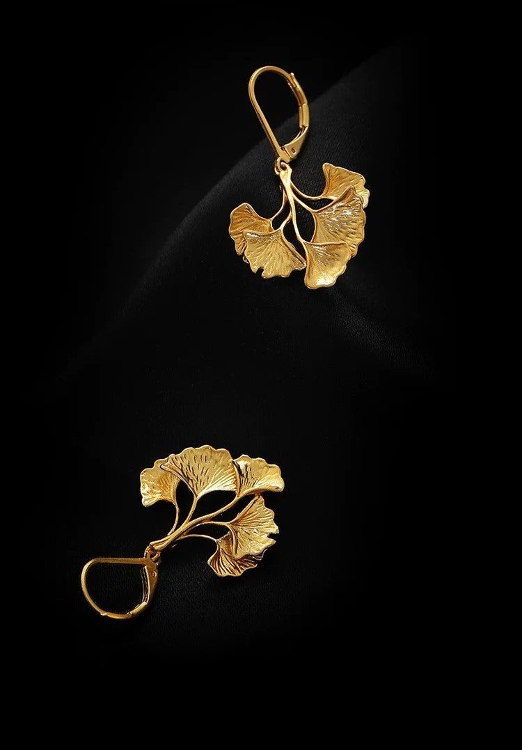 Boucles d'oreilles dorées en chute