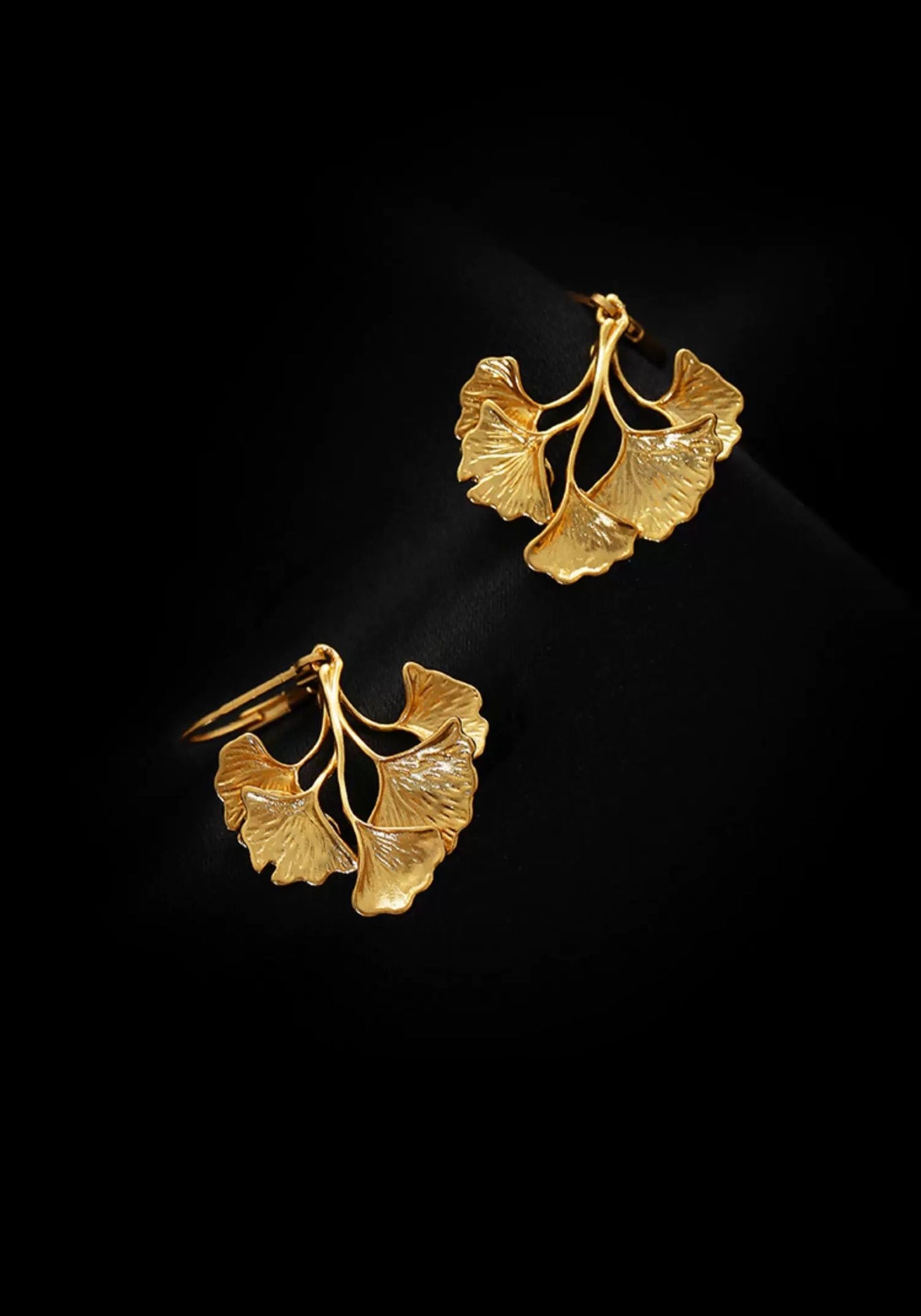 Boucles d'oreilles dorées en chute