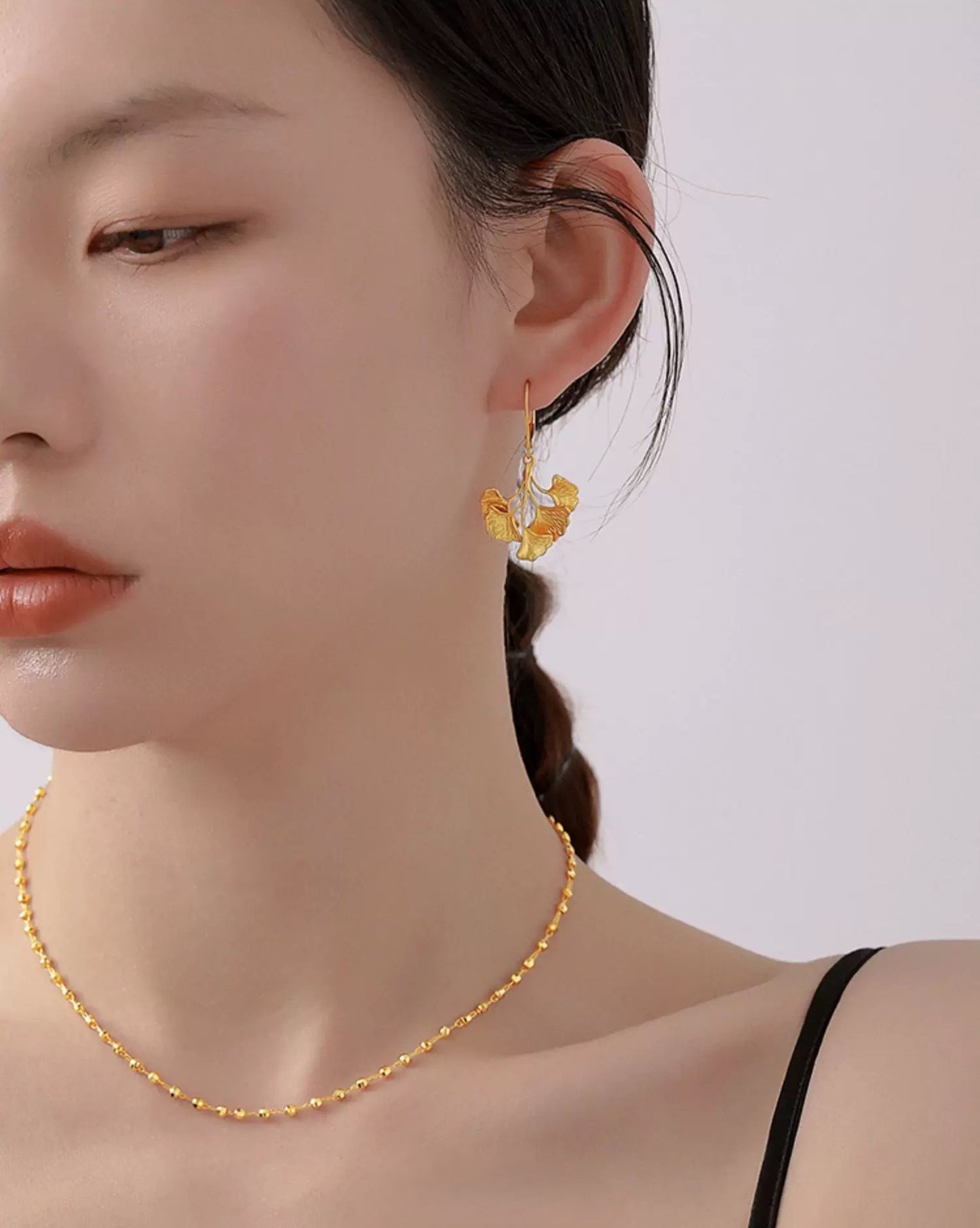 Boucles d'oreilles dorées en chute