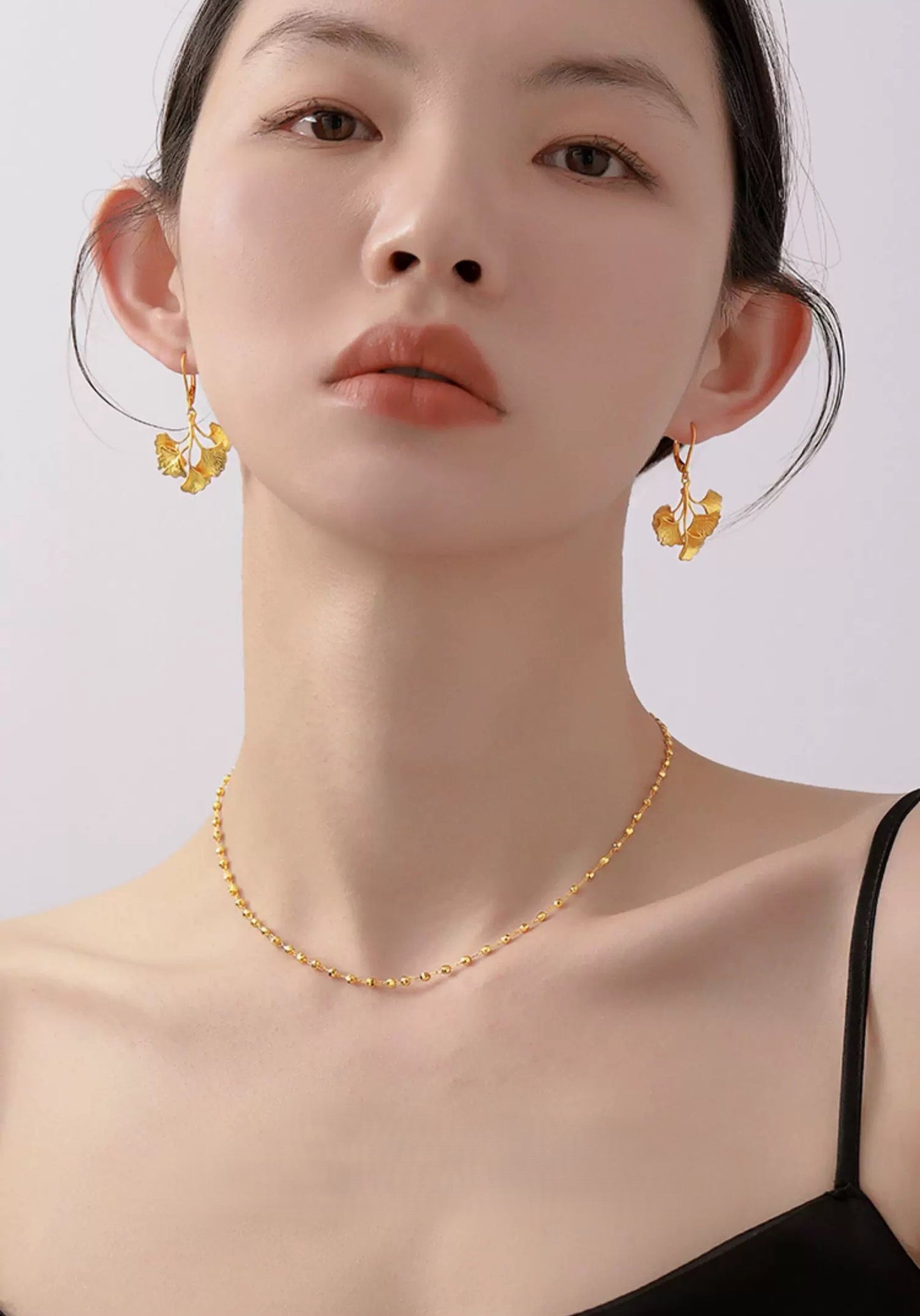 Boucles d'oreilles dorées en chute