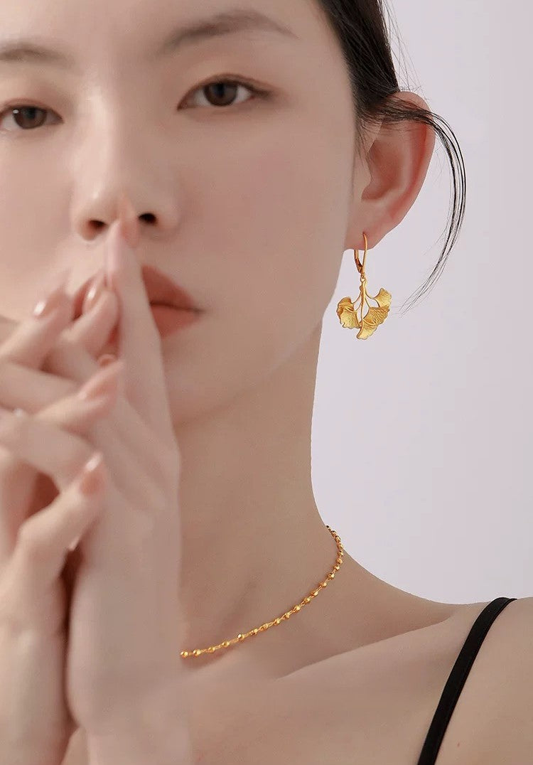 Boucles d'oreilles dorées en chute